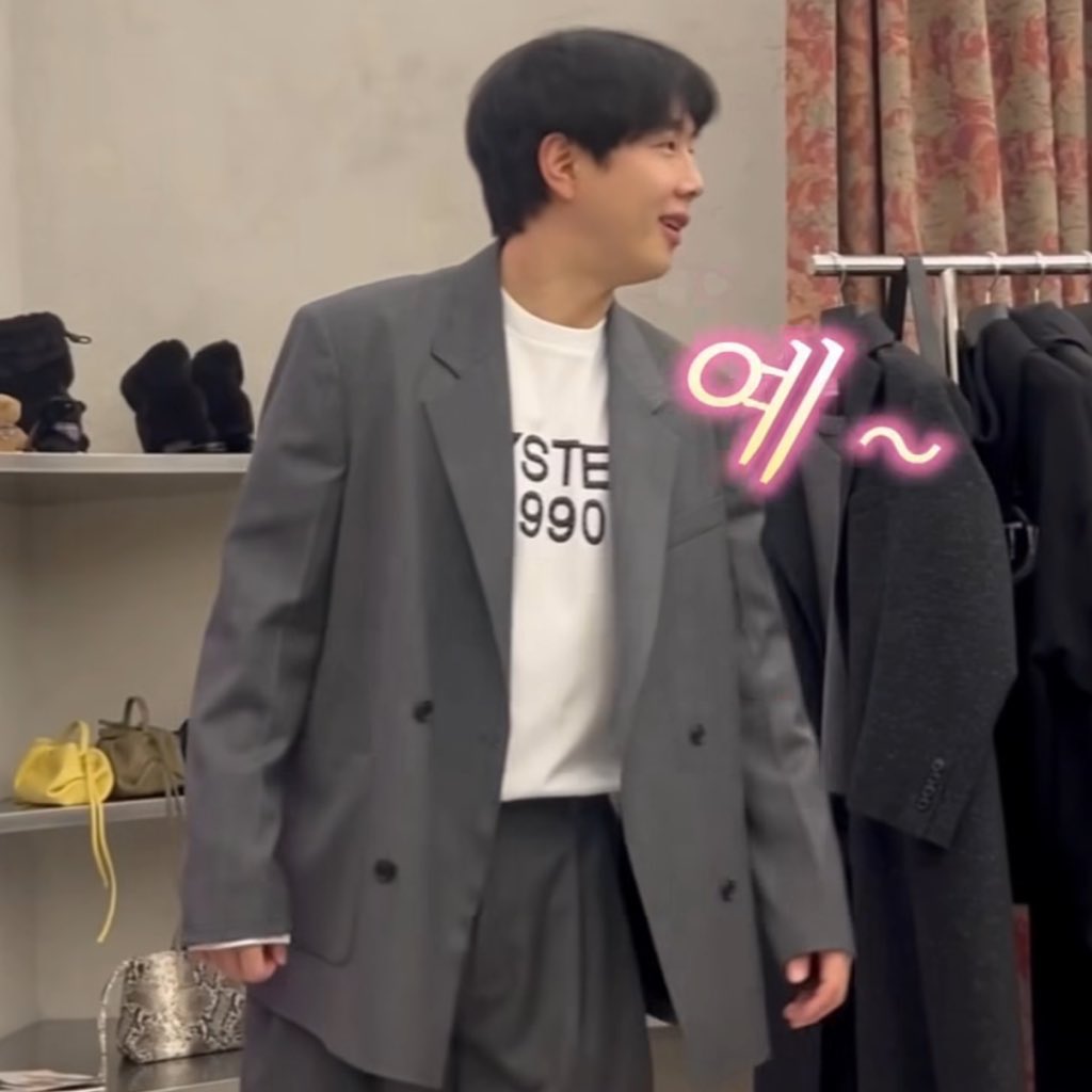 이것저것 주구장창 입어보고 
결국 추리닝 정했지?하니까
네~이러네ㅋㅋㅋㅋㅋㅋㅋㅋㅋ