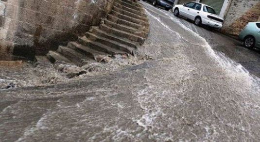 "الأرصاد" تحذر من تشكل السيول وتدني الرؤية مع استمرار الهطولات المطرية 