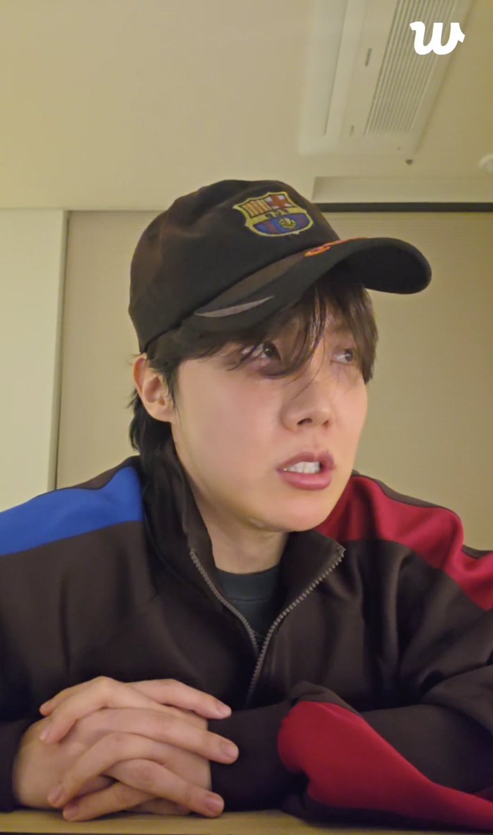 #jhope: เพิ่งดูยุนกิฮยองไลฟ์ไปเห็นว่ามีน้องแมวที่ชื่อน้องทังมาโผล่ด้วย น่ารักเนอะ แต่ในคอมเมนต์ถามกันใหญ่เลยว่าโฮบาเลี้ยงแมวกับเขาด้วยป่าว? 55 แมวเหรอฮะ ถ้าให้เล่าก็คือผมรับแมวมาสองตัวฮะ แต่ผมก็มีคิด ๆ เหมือนกันว่าต้องมาเปิดให้รู้ไหมนะ