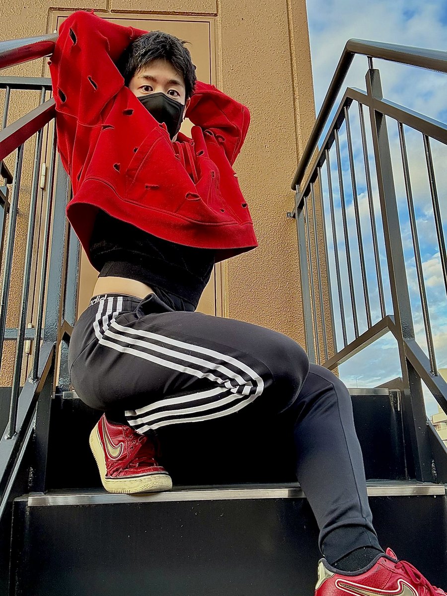 zinzin_dramatic's tweet image. NIKE×JACQUEMUSコラボの
めちゃ可愛いフーディ
(パーカーのことをフーディと言うらしいですよ、時代は変わるものですね)
高いけど、1年間頑張った自分へのご褒美や！めちゃ満足❤️ですわ
皆さんも、自分にご褒美買いましたか？？