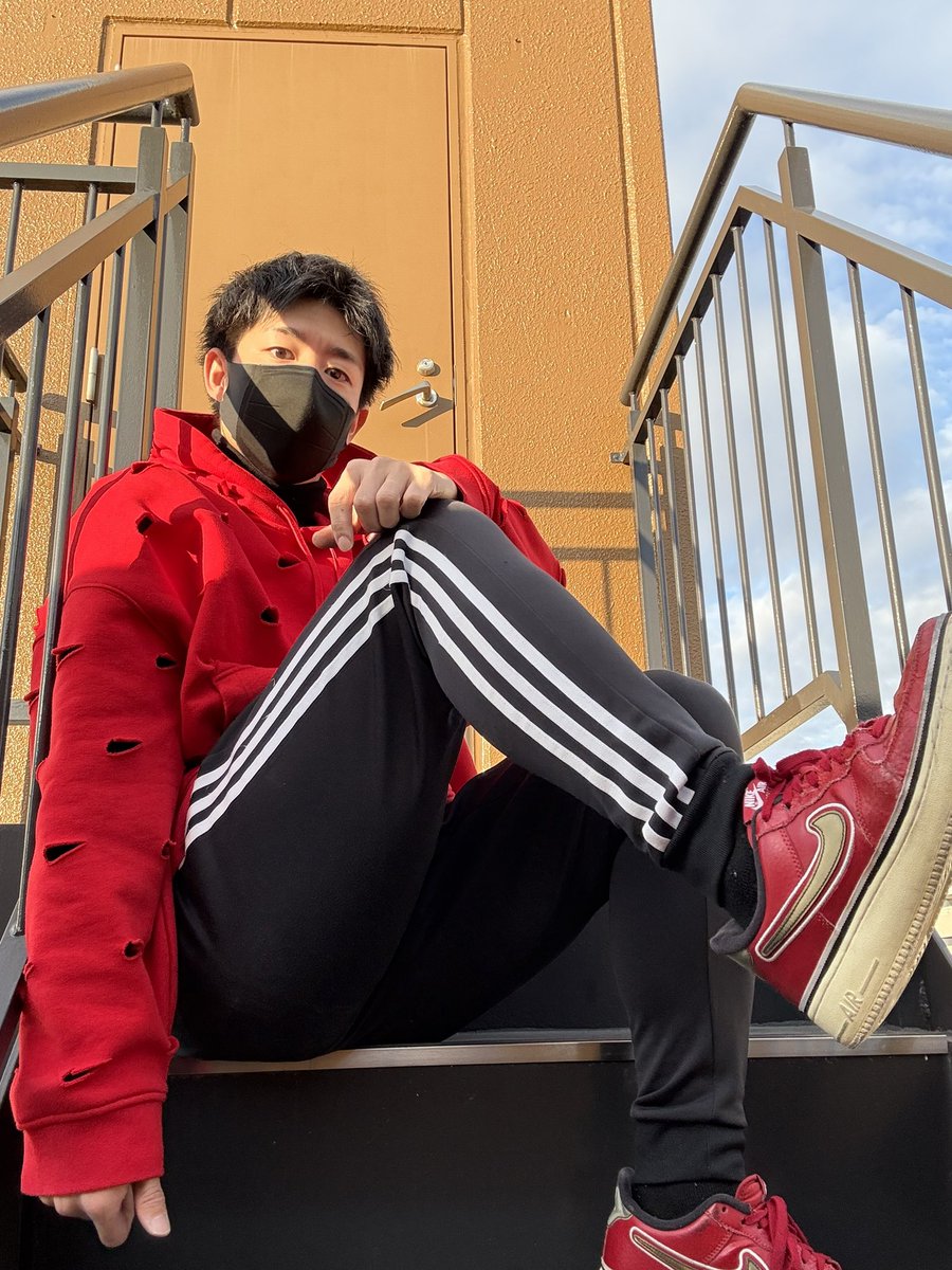 zinzin_dramatic's tweet image. NIKE×JACQUEMUSコラボの
めちゃ可愛いフーディ
(パーカーのことをフーディと言うらしいですよ、時代は変わるものですね)
高いけど、1年間頑張った自分へのご褒美や！めちゃ満足❤️ですわ
皆さんも、自分にご褒美買いましたか？？