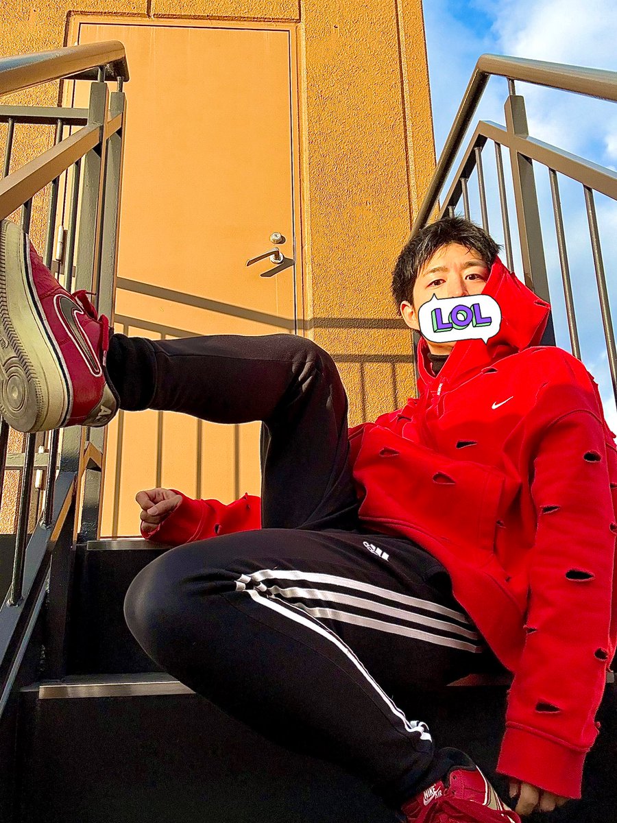 zinzin_dramatic's tweet image. NIKE×JACQUEMUSコラボの
めちゃ可愛いフーディ
(パーカーのことをフーディと言うらしいですよ、時代は変わるものですね)
高いけど、1年間頑張った自分へのご褒美や！めちゃ満足❤️ですわ
皆さんも、自分にご褒美買いましたか？？