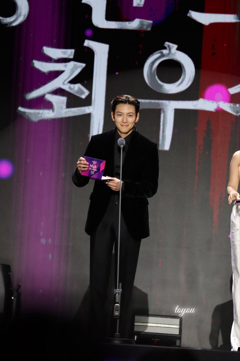 dodoringtwo's tweet image. 2025 서울콘 에이판 스타 어워즈 
(APAN STAR AWARDS) 

오늘 왜 시상식에 대한 소식이 없었나
싶었더니 실시간 생중계는 없고 tvN에서 
오후 11시 50분에 볼 수 있다고 합니다 

눈물겹다..... 글애두 팬분이 찍어준
깐머리 짱욱 사진보고 위아뉴ㅠ

#지창욱 #jichangwook #チチャンウク