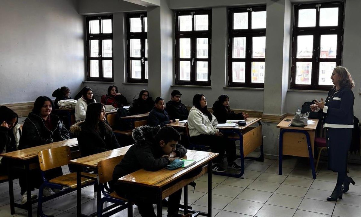 Kudusgonulluler's tweet photo. Yönetim Kurulu üyemiz Av. Dilek KOCAKAYA ÖNAL; Ahi Evran Mesleki ve Teknik Anadolu Lisesi’nde gençlerimize Kudüs’ü, Mescid-i Aksa’yı ve Gazze’yi anlattı. https://t.co/MyUbF2sIAJ