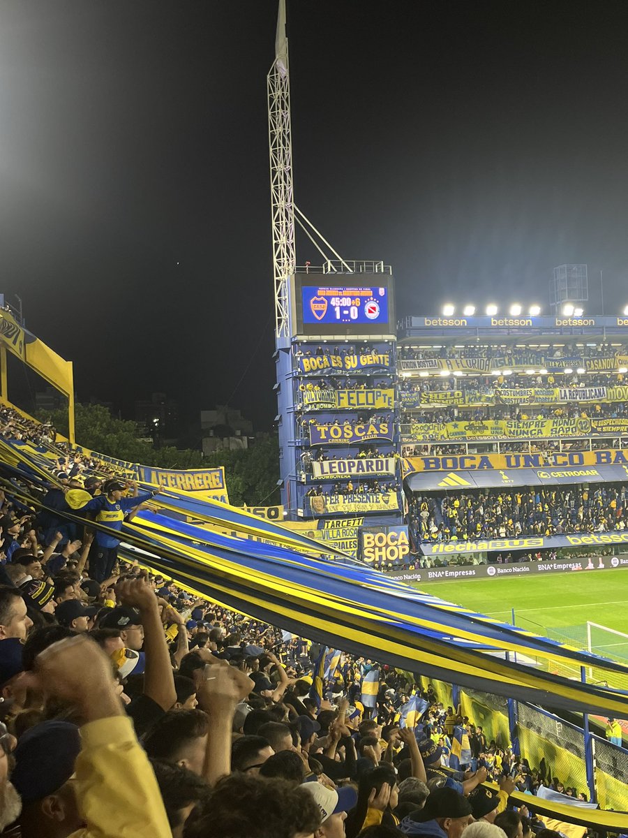 Mads_Chr97's tweet image. En af verdens bedste angribere gennem 10’erne og min fodboldopvækst takker af 🇺🇾 Stort at have overværet hans sidste minutter på banen som aktiv fodboldspiller, på “La Bombanera” i Boca Jr.’s kvartfinale mod Argentinos Jr. ⚽️