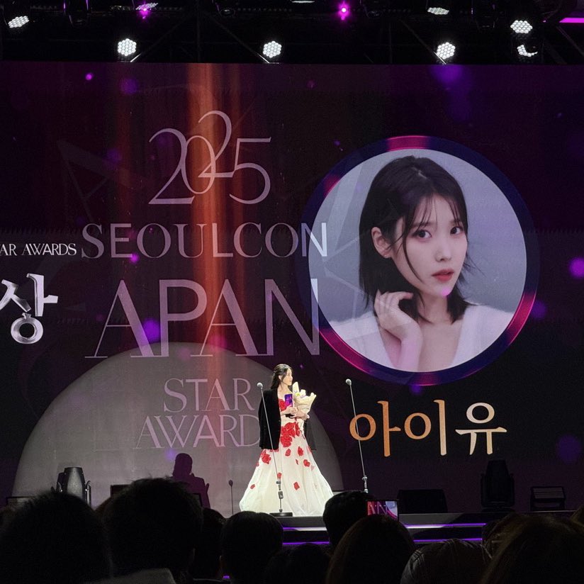 IU wins the Daesang award at the APAN Star Awards 2025.