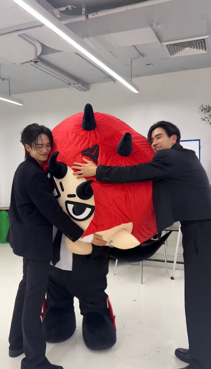 DOMIIA PerthSanta トレカ DOMIIA WITH PAPAS IN LOL ♥️🖤🤍🤏🏻 @santa.pp @perthppe #GMMTV