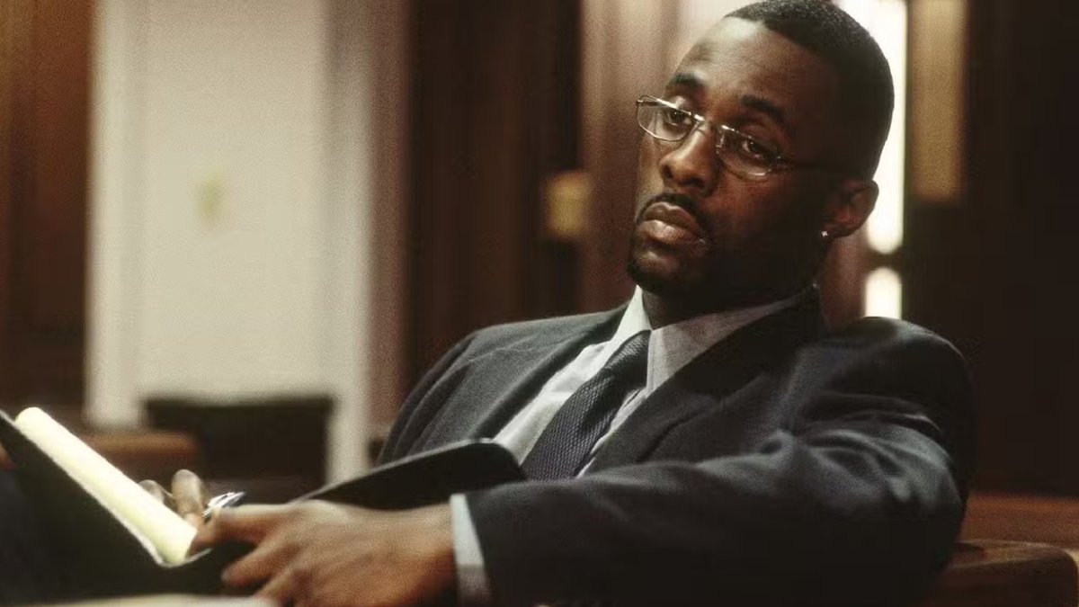 En train de repenser à Idris Elba au tribunal dans The Wire S01E01, bravo monsieur