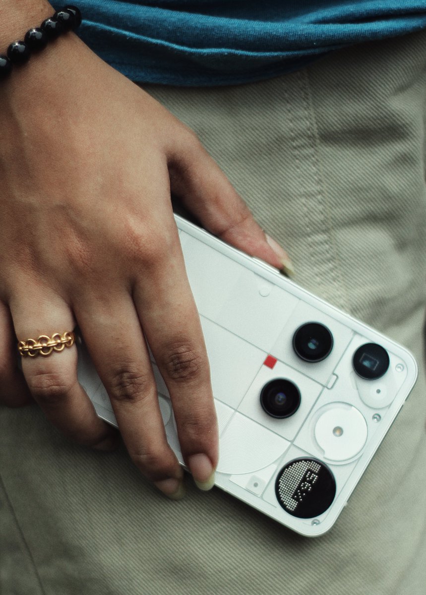 Nothing Phone (3) Just got a new update 👀✨

~ Always On Glyph Toy Is Back 🥳 

~ 🔋 Battery % inside the icon

~ 🌑 Extra Dark mode enhancements 

~ 🎚️ Smoother volume &amp; recorder animations (much needed)

~ 🔔 Different ringtones for dual SIMs

~ 📸 Better Glyph mirror