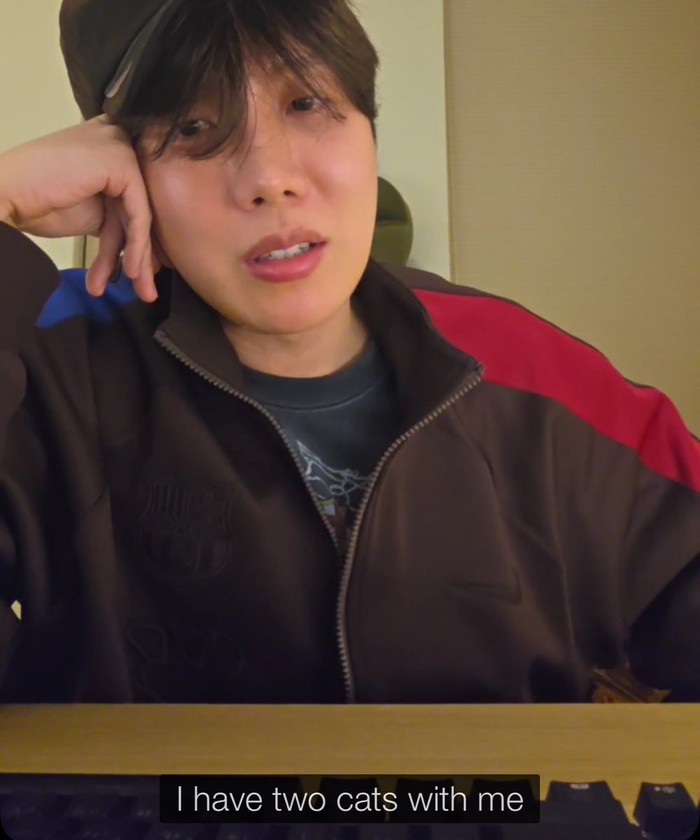 yngi91's tweet image. the concept of Gong Yoo having two cats and being Hoseok’s neighbor.. this ship is sailing so badly…