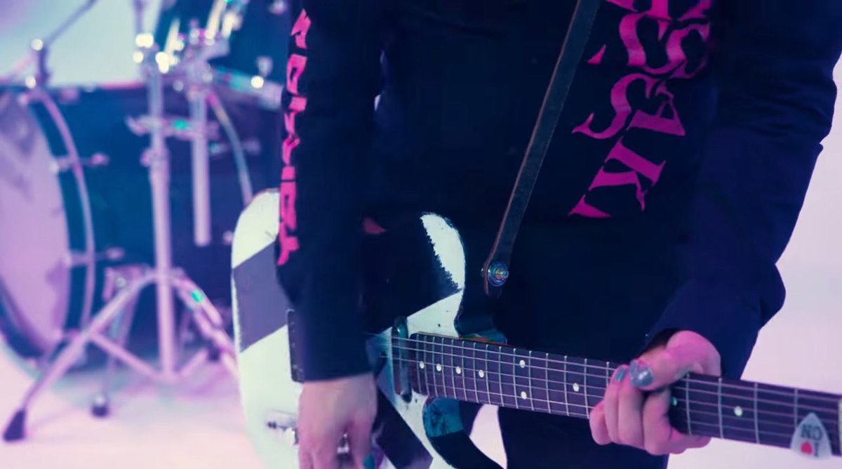 MV公開後、色んな感想もらえて嬉しいです！
ありがとうございます！

よーく見ると…冒頭ギターにピックが挟まったままに

これは 

①わざと

②後で気付いてやり直そうとしたが面倒臭くなってそのままにした

どちらでしょう。

…

未見の方、是非みてね！

KISSSSAKI MV📺
youtu.be/9bziITJPF3c?si…