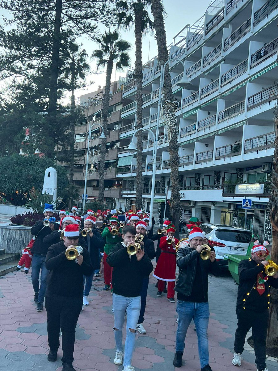 En el día de ayer, nuestra banda llevó a cabo un pasacalles navideño, por las calles del centro de nuestra ciudad. Agradecemos al Excmo. Ayuntamiento de Almuñécar, permitirnos formar parte de éstas fiestas navideñas de nuestra ciudad.