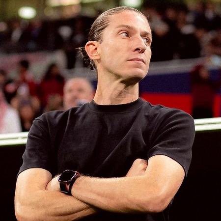 Filipe Luís renovou com o Flamengo aceitando a última proposta do clube. Ele e seus auxiliares receberão juntos R$ 2,1 milhões por mês.

🗞️ O Globo