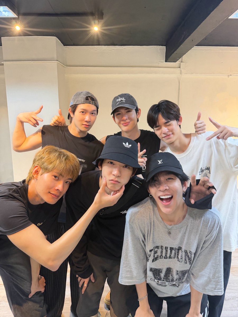 ซ้อมเสร็จแล้ววว~ ขอกำลังใจจากทุกคนหน่อยได้มั้ยครับ 🥺💙

#DEXXth
#DMDMUSIC