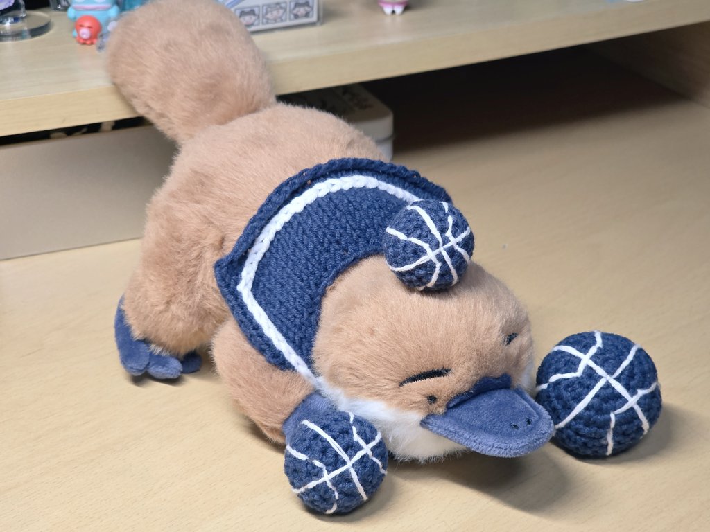 뜨개 농구공 하나 잃어버린 김에 뿅구리 사이즈 맞춰서 좀 크게 떴다.
오랜만에 뜨니까 자수가 좀 안 예쁘게 됐네... 뭐 내 거니까 됐다.