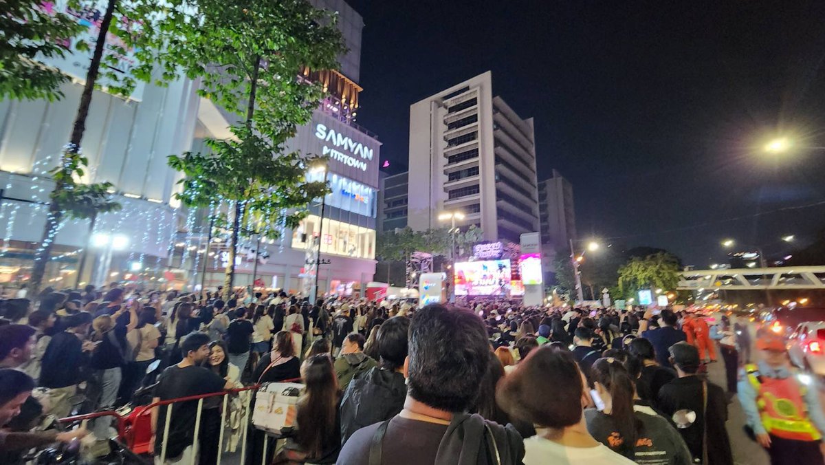 Samyan_Mitrtown's tweet image. นนท์ ธนนท์ สร้างตำนาน2025อีกแล้ว ลานนมสามย่านมิตรทาวน์

#ลานนมสามย่าน2025xNONTTANONT