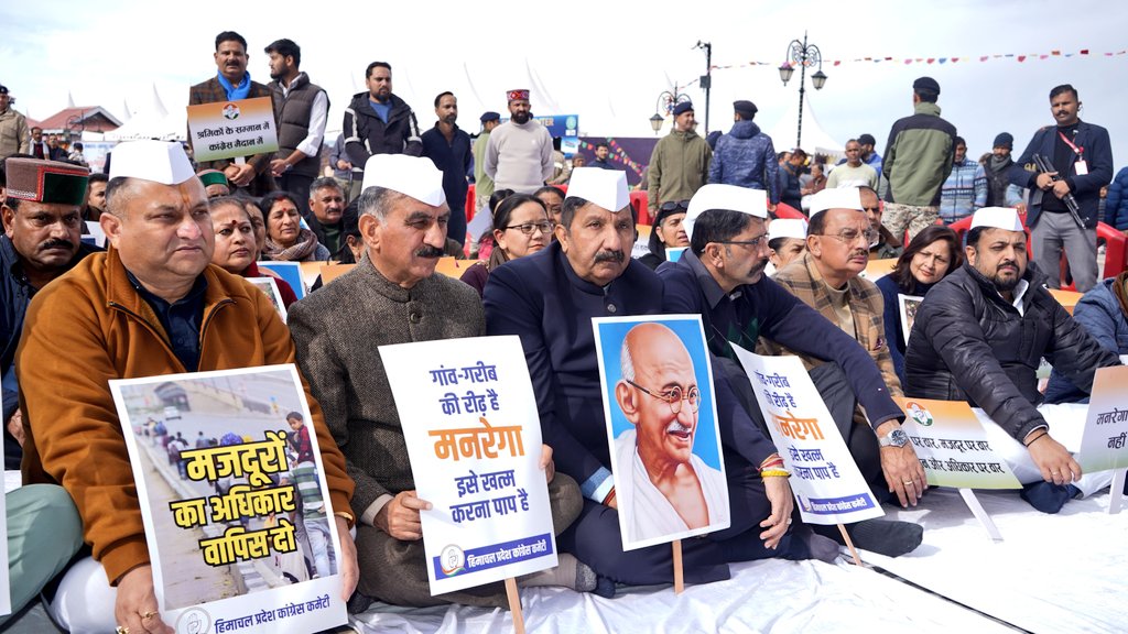 Agnihotriinc's tweet photo. मनरेगा भारत की आत्मा और करोड़ों ग्रामीण परिवारों के लिए सम्मानजनक रोज़गार की मजबूत आधारशिला रही है।

इस योजना से राष्ट्रपिता महात्मा गांधी जी का नाम हटाना और इसे कमजोर करने के प्रयास अत्यंत दुर्भाग्यपूर्ण हैं। यह सिर्फ एक योजना पर नहीं, बल्कि देश के गरीब और ग्रामीण परिवारों की आर्थिक सुरक्षा पर सीधा प्रहार है।

जहाँ पहले ग्राम स्तर पर योजनाएँ बनती थीं, आज वह अधिकार छीनकर केंद्र द्वारा थोपे जा रहे निर्णयों में बदल दिया गया है। 

पूर्व प्रधानमंत्री डॉ. मनमोहन सिंह जी के कार्यकाल से अब तक मनरेगा का बजट पूरी तरह केंद्र सरकार वहन करती रही है, लेकिन अब इसमें राज्यों पर हिस्सेदारी का बोझ डालकर राज्य सरकारों को कमजोर करने का निरंतर प्रयास किया जा रहा है।

इन्हीं जनविरोधी नीतियों के खिलाफ आज शिमला के ऐतिहासिक रिज मैदान में राष्ट्रपिता महात्मा गांधी जी की प्रतिमा के समक्ष विरोध प्रदर्शन कर अपना विरोध दर्ज कराया।