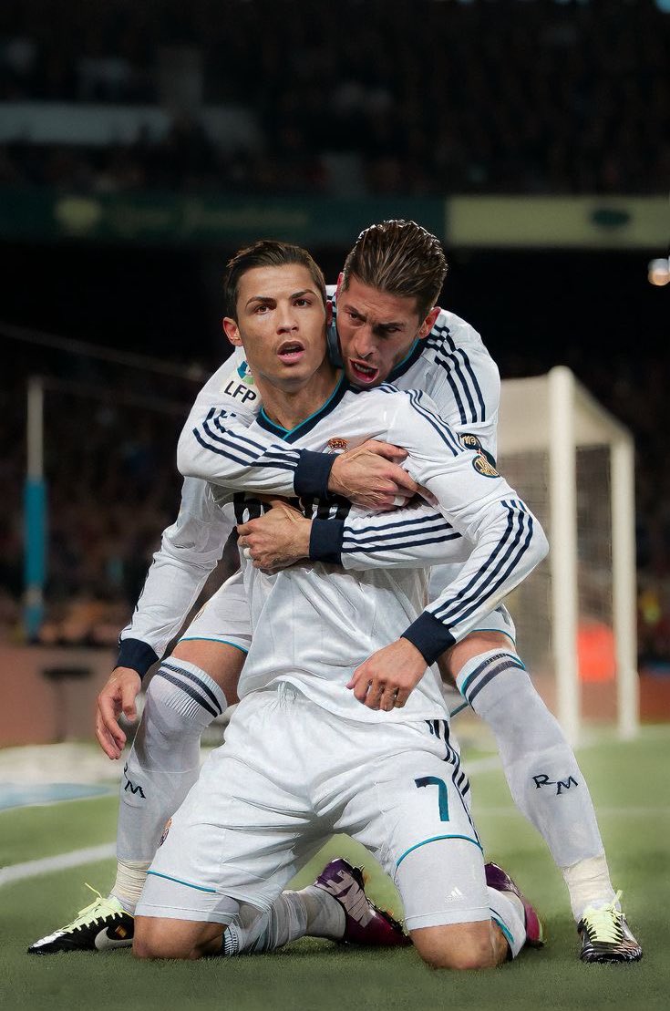 mbaafraude's tweet image. No subían fotitos juntos. No iban a cenar juntos. No quedaron en su vida privada ni para tomar café juntos en 9 años. No se sabían ni el nombre de los hijos uno del otro. Probablemente se odiaban entre ellos. Pero por su Real Madrid morían y mataban.