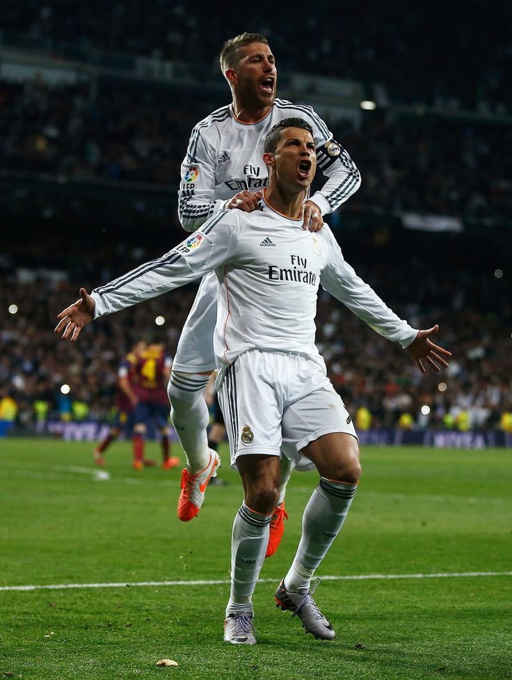 mbaafraude's tweet image. No subían fotitos juntos. No iban a cenar juntos. No quedaron en su vida privada ni para tomar café juntos en 9 años. No se sabían ni el nombre de los hijos uno del otro. Probablemente se odiaban entre ellos. Pero por su Real Madrid morían y mataban.