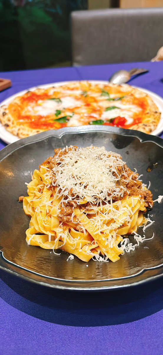 今日で付き合って4年記念！！d(˙꒳​˙* )
これからも喧嘩しながらも仲良く頑張ります！
うちの猫達も連れていけて満足😌