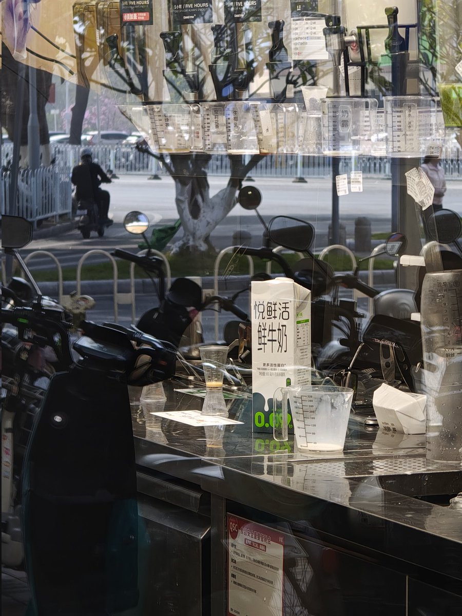 Bill_Chowho's tweet image. 聊聊公司楼下“10元咖啡圈”的一个信息差。
大家都在卷9.9，咖啡豆基本都是所说的IIAC金奖豆，但很多人没意识到，你买到的核心原料成本其实完全不同，拿牛奶基底举例：
代表一：瑞幸 / 库迪
用的是常温纯牛奶（UHT），均价在9.9-11元。…