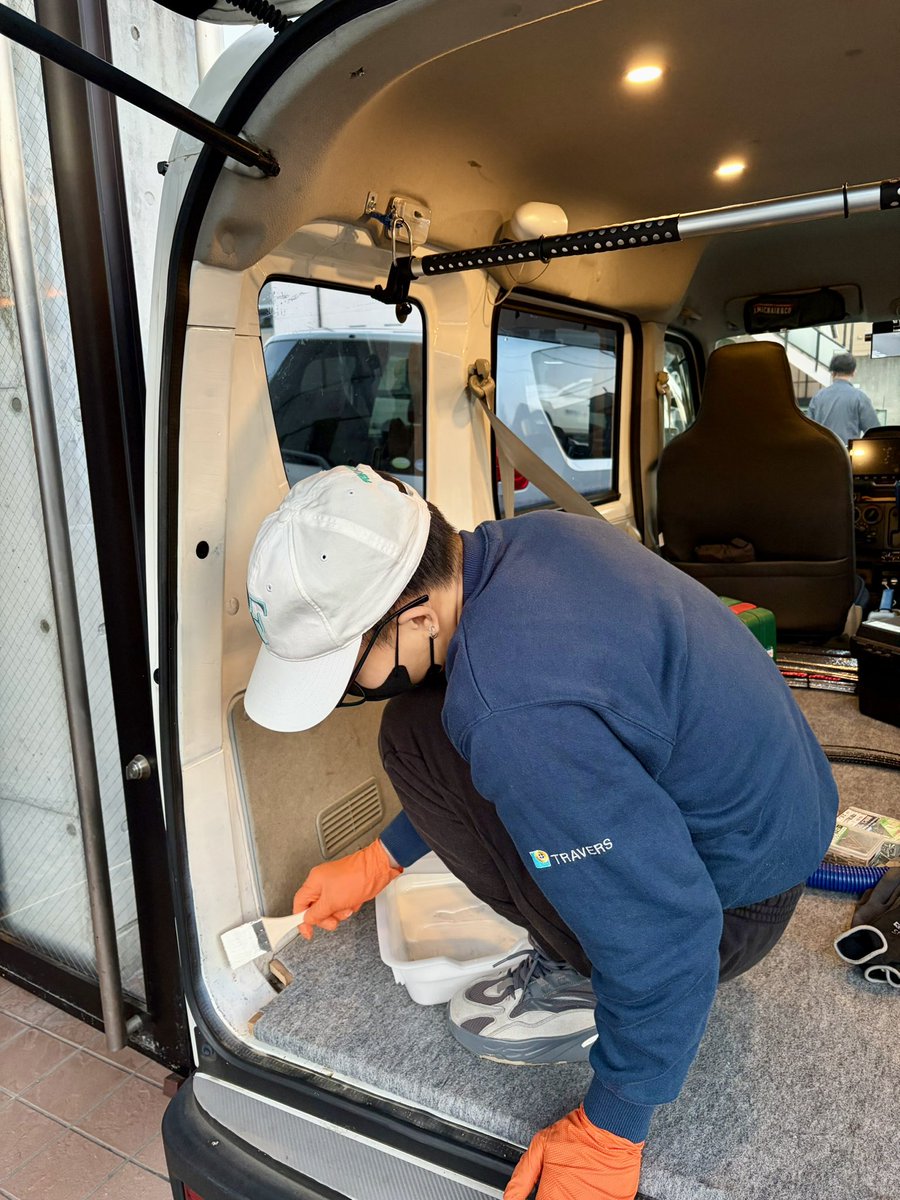 天気良かったので大掃除ついでにカウンターの椅子塗り直し。
白ペンキ余ったから積んだ機材がぶつかって塗装削れた機材車の中もペンキ塗り！