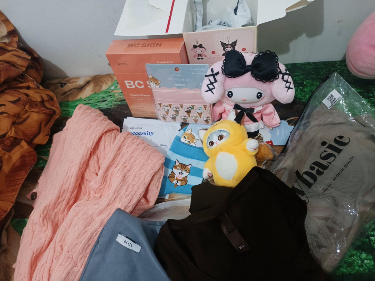buyny's tweet image. gift-haul from my baeyfriend @Httpjola 😆🤍 thank you sayang, love them all &amp;lt;3 (especially MELODY sama long sleeve arus!!!!! wl banget karena di brightspot keabisan, order online kena cancel). I LOVE YOU 🥺