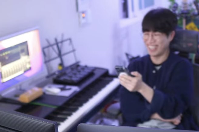 고란의소영배 워크위드미 너무 알차다

45분 동안 읏쇼읏쇼 열일영배 볼 수 있음
15분 동안
두쫀쿠 선호 부분 섭취법 자료 화면 그려줌
밥 먹다가 삶은 계란 구운 계란 고르기 컨텐츠 함
작업할 때 쓰는 신기한 마우스 소개해줌
카페 폰트 크기 정하다가 깔깔 웃음 (귀여움)