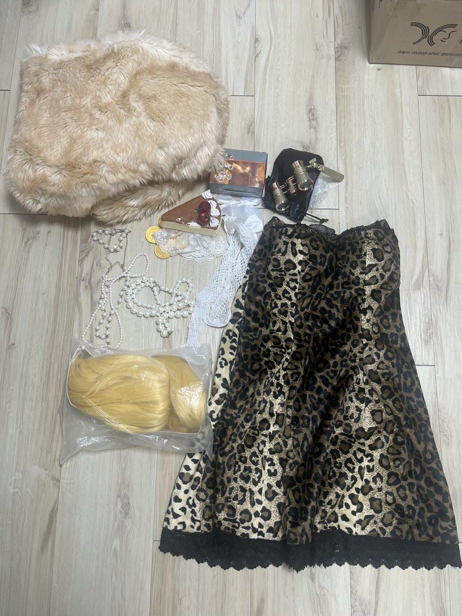 팔아용.. 재고정리.. 
1. 카캡체 3기 오프닝 M 운포5
2. 꼬마마법사레미 1기 변신복 S(235) 운포40
3. 치즈케이크맛 쿠키 M 운포4

디엠이나 댓글로 문의쥬세용ㅜㅠ