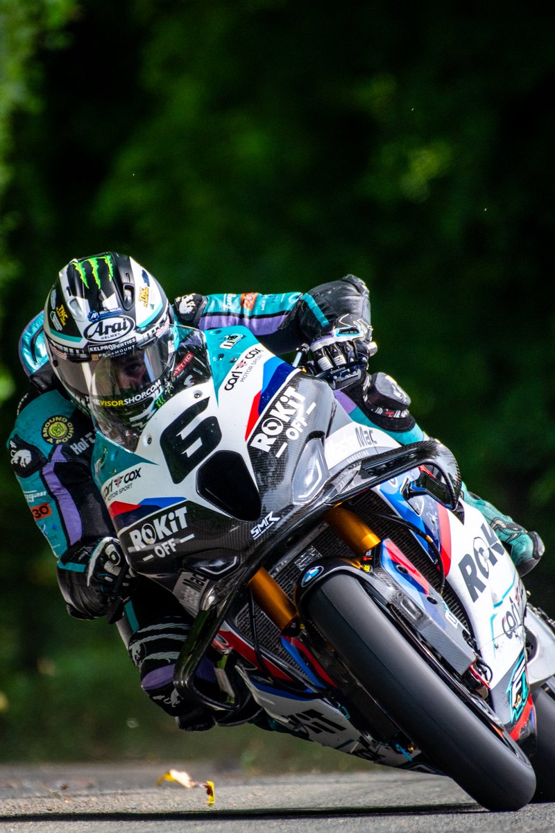 markspics1's tweet image. Michael Dunlop through Greeba Castle on the Hawk Racing BMW Superbike TT2025. @M_Dunlop3 @ccxmotorsport @ttracesofficial @race_tt @MonsterEnergy @WhyArai @Furygan