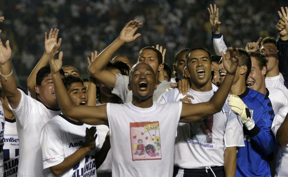 📅  29/12/2004 ⭐️

<a href="/ClubALOficial/">Club Alianza Lima</a>  empató 0 - 0 con Sporting Cristal por el Campeonato Descentralizado - Play Off 🏆

🏟  Estadio Nacional
📌  Alianza Lima ganó 5 - 4 por penales
📌  Título 22 en el historial ⭐️
📌  Octavo bicampeonato 🏆🏆