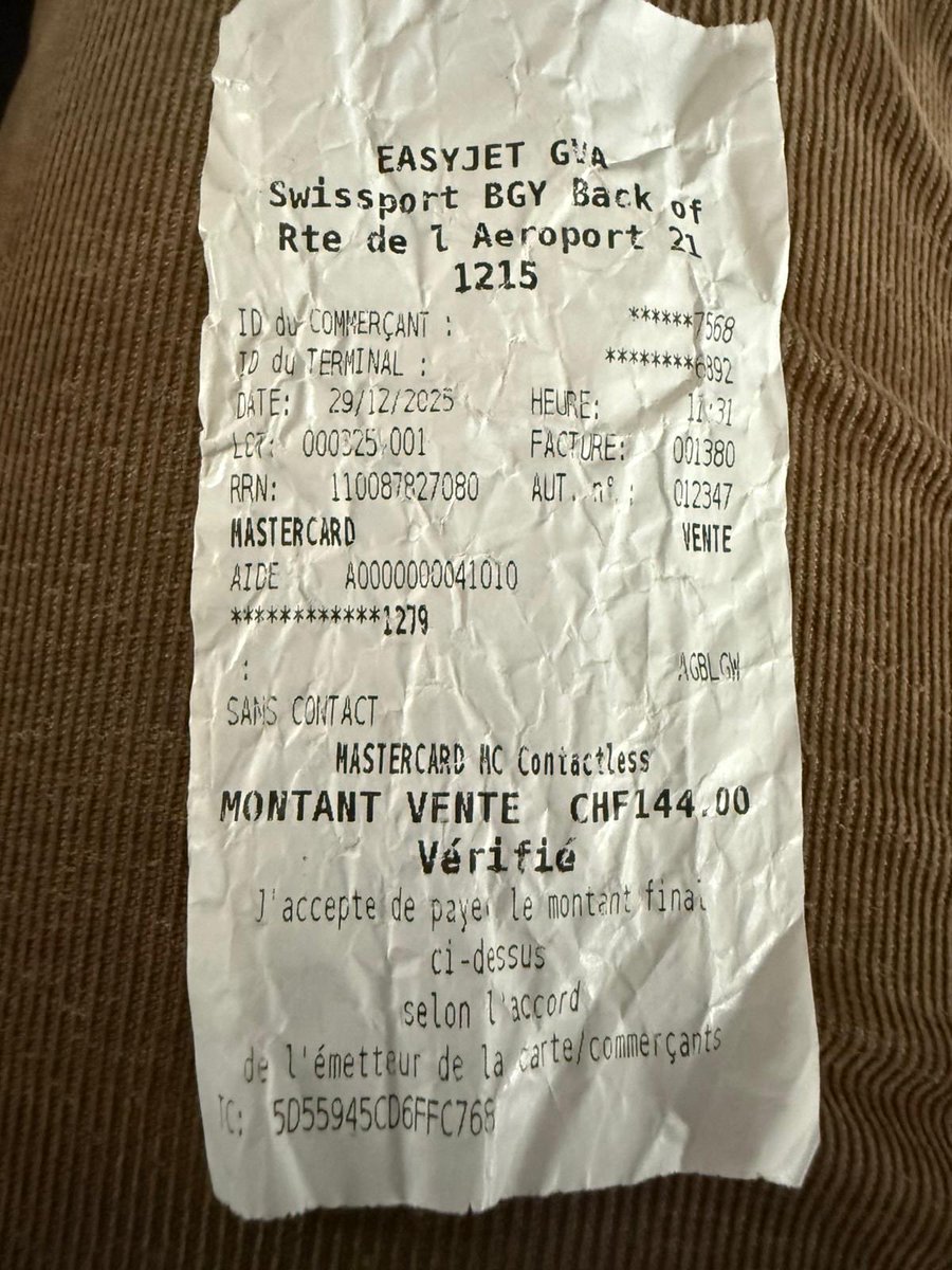 blackseafoxus's tweet photo. @easyJet @GVAairport @easyjet_ch easyJet Gva. bag drop fermé à 10:35, arrivée à 10:38. vol déjà annoncé avec 20 min de retard. personnel rigide et méprisant, passage sécurité imposé avec 2 enfants, bouteilles jetées. bagages déjà payés 175,96 chf à la réservation, https://t.co/kaydbhrU9x