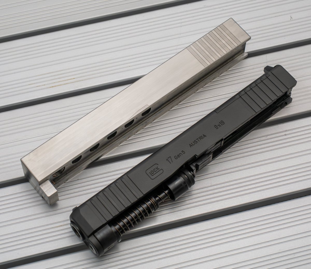 (旧)和室工房のC107グッズが完成しました！
グロックなら実銃からトイガンまで幅広く対応可能な「0％スライド」です。
材質は本物同様実銃スライドに使われる焼入れ可能な17-4PHステンレス(SUS630)です。
重量は約1.2kgとクソ重く、頒布価格は8000円予定！加工してペン立てとかにしよう！