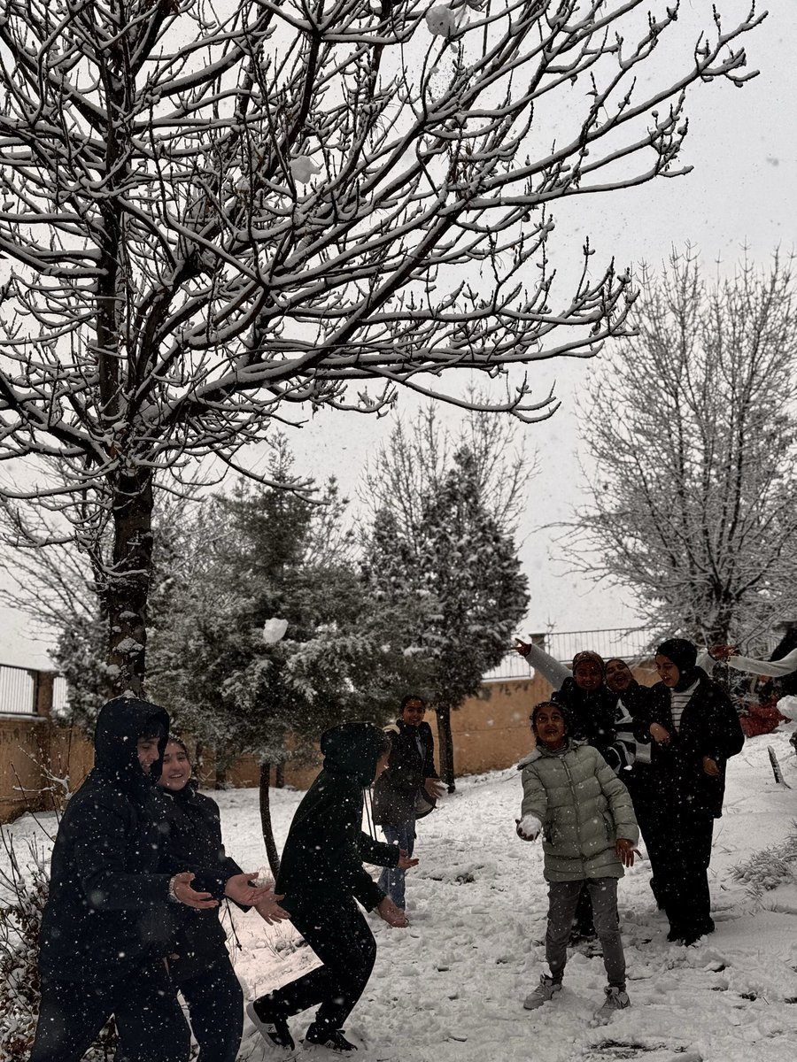 Okulumuz öğrencileri, yılın ilk karını büyük bir heyecan ve mutlulukla karşıladı. ❄️
Beyaza bürünen bahçemizde çocuklarımızın neşesi ve kahkahaları güne ayrı bir güzellik kattı. <a href="/mem_siirt/">Siirt İl Millî Eğitim Müdürlüğü</a> <a href="/SazIlhan/">İlhansaz</a>