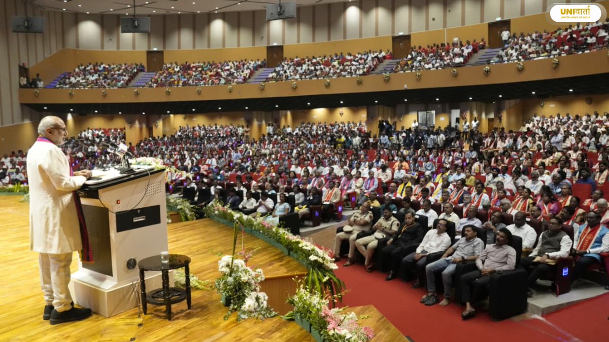 univartaindia1's tweet photo. In Photos | उपराष्ट्रपति सी. पी. राधाकृष्णन आज पुडुचेरी के पांडिचेरी विश्वविद्यालय के 30वें दीक्षांत समारोह में मुख्य अतिथि के रूप में शामिल हुए।

उपराष्ट्रपति ने इस दौरान स्नातकों को विकसित भारत @ 2047 का वास्तुकार बताते हुए राष्ट्र-निर्माण में योगदान का आह्वान किया। साथ ही उन्होंने विश्वविद्यालय परिसर में महाकवि सुब्रमण्य भारती अंतर्राष्ट्रीय कन्वेंशन सेंटर का उद्घाटन भी किया।  

@VPIndia | @CPR_VP | #VicePresidentofIndia | #CPRadhakrishnan | #Kerala | #Puducherry | #TamilNadu | #ViksitBharat