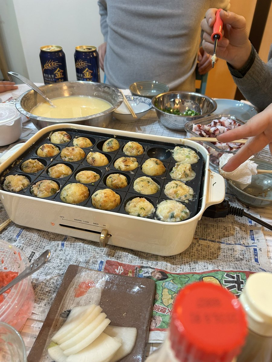 ACERO_fg's tweet photo. 今日はリハーサル兼忘年会でした🍻
今回はたこパ🐙たこ焼きを作りながら来年の抱負を…なんて言っているそばから話が脱線(通常😁)。
来年は1月17日の追浜でのコンサートを皮切りに、たくさん皆様にお会いできるように頑張ります💪🏻
2026年もACEROをよろしくお願い申し上げます🙇
皆様良いお年を❗️ https://t.co/tgZ6Tx0x5W