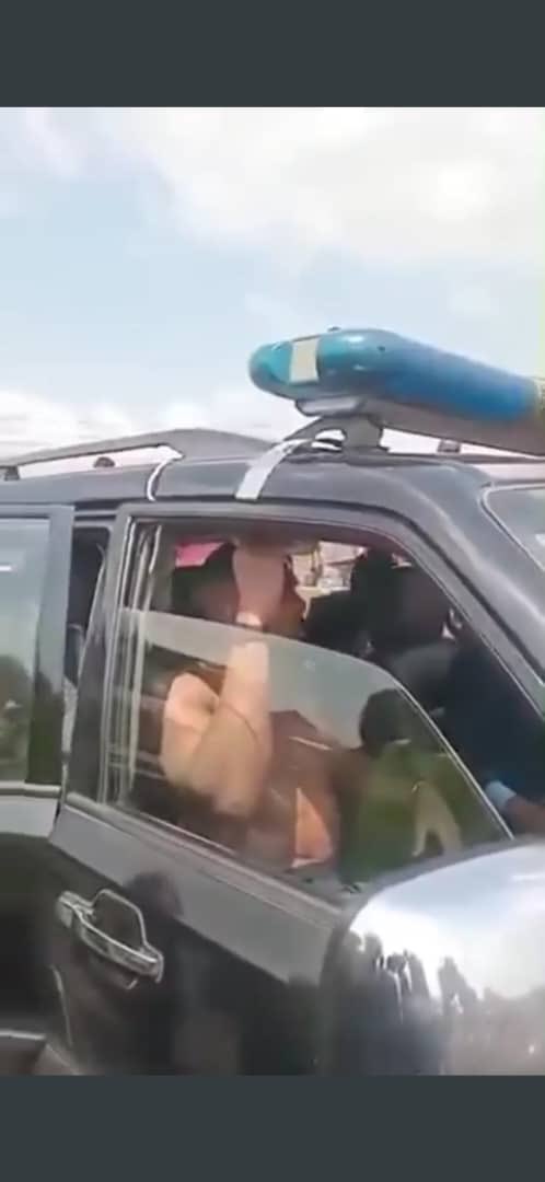 MrOkoye_Nnamdi's tweet image. This is not a security detail, this is a British millionaire Anthony Joshua, being transported to the hospital after a fatal accident. No single ambulance. Just look at how dy are transporting a millionaire to the hospital. What a shame.