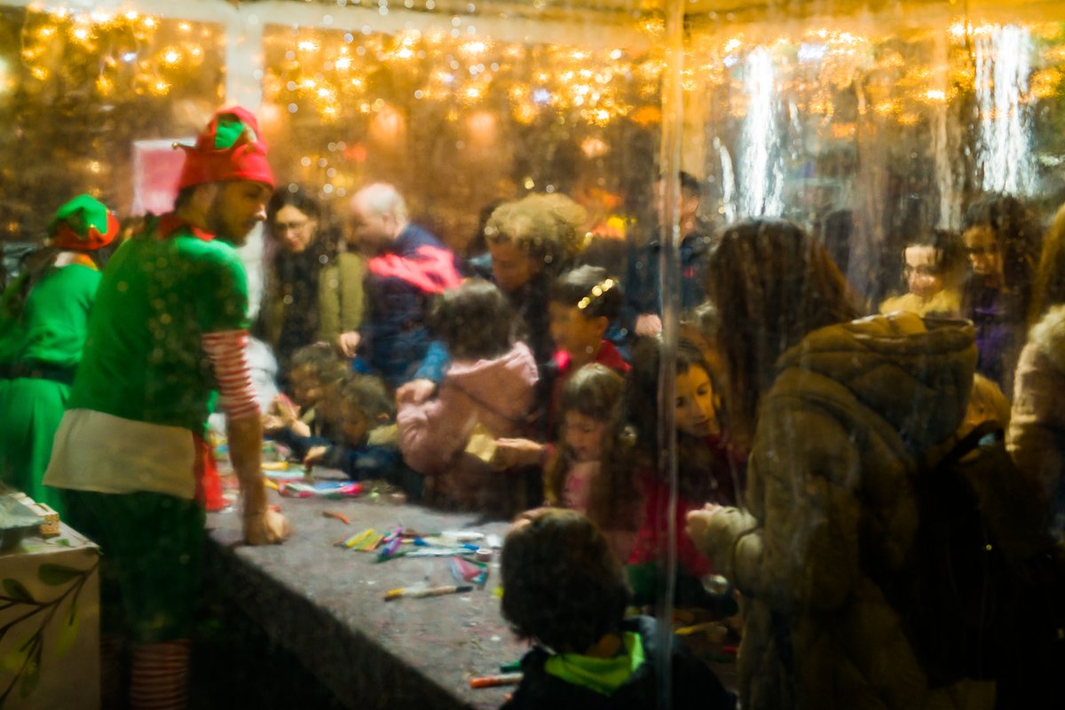 🎄👐Esta semana seguimos con novos obradoiros infantís a partir de hoxe mesmo. 📍Achegádevos a Carreira do Conde!
🪩29/12 ás 18h. Adornos con boliñas.
🥧30/12 ás 18h. Dociño de Nadal.
✨31/12 ás 12h. Creando desexos de Aninovo.