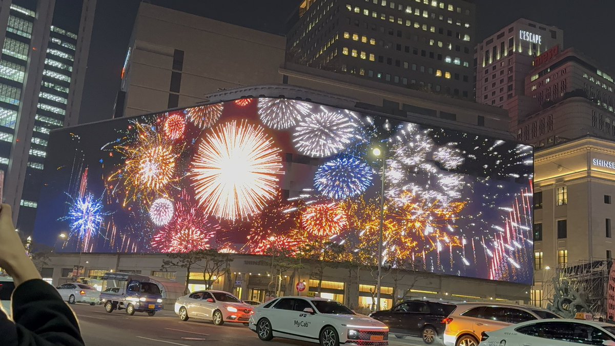 조카 기다리며 라떼 한 잔
조카와 치즈닭갈비로 저녁 먹고
빛축제 구경하면서 명동까지 걸었네. 

어디든 주말 느낌의 인파였다.