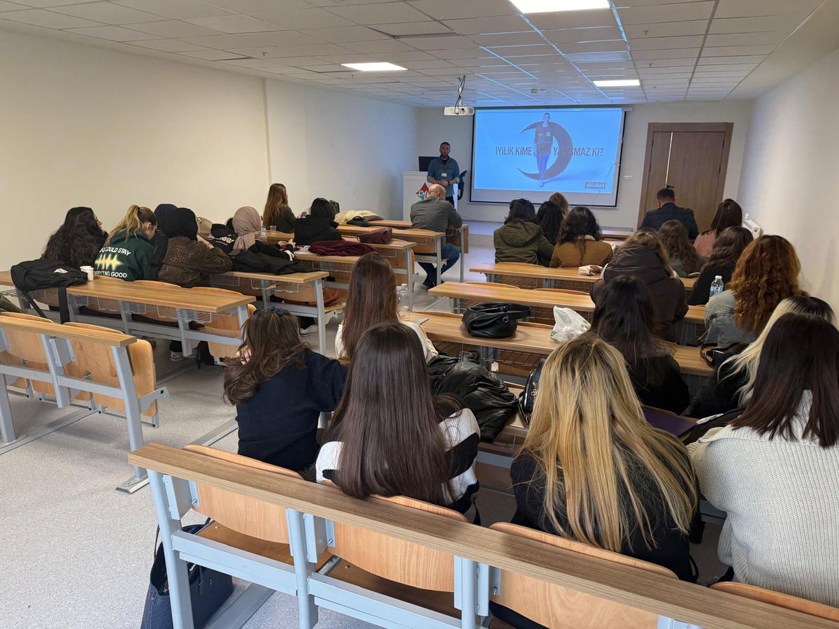 Gönüllü Kan Bağışçısı Kazanımı programı Üniversitemiz Bağlıca Yerleşkesi’nde gerçekleştirildi. Programda, Türk Kızılayı Kan Bağışçısı Kazanım Uzmanı Umut Nadir BAYRAM tarafından gönüllü kan bağışının önemi ve bağışçı kazanım süreçlerine ilişkin bilgilendirici bir sunum yapıldı.