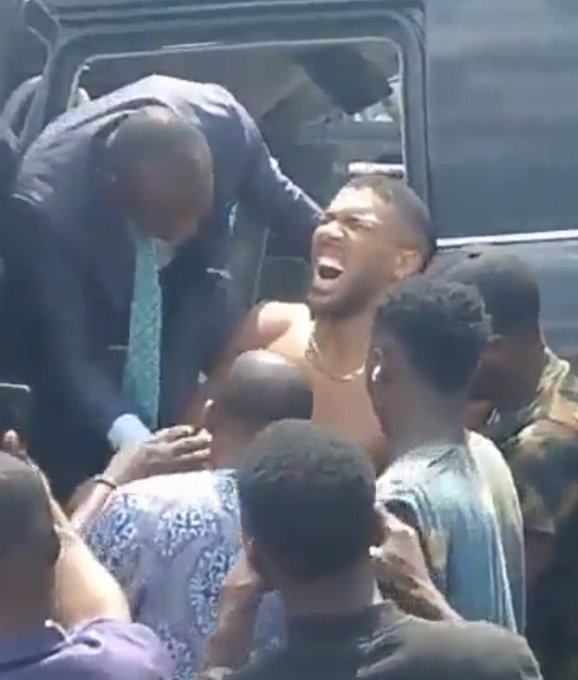 AlertesInfos's tweet photo. 🚨🇳🇬🇬🇧 ALERTE INFO | Le champion de boxe Anthony Joshua a SURVÉCU à un tragique accident de la route au Nigeria, qui a coûté la vie à deux personnes. Il se trouvait à bord d’une Lexus qui aurait percuté un camion de plein fouet. (médias locaux) https://t.co/H3ihKb7tpq