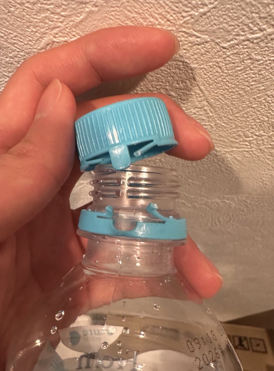 このタイプのペットボトルなんか鬱陶しくて毎回引きちぎるの俺だけ？