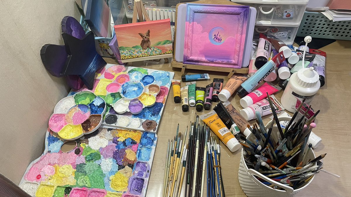 อันนี้แค่งานสีอะคริลิค เอาจริงๆพู่กันนับแล้วน่าจะเกิน 50 ด้วย