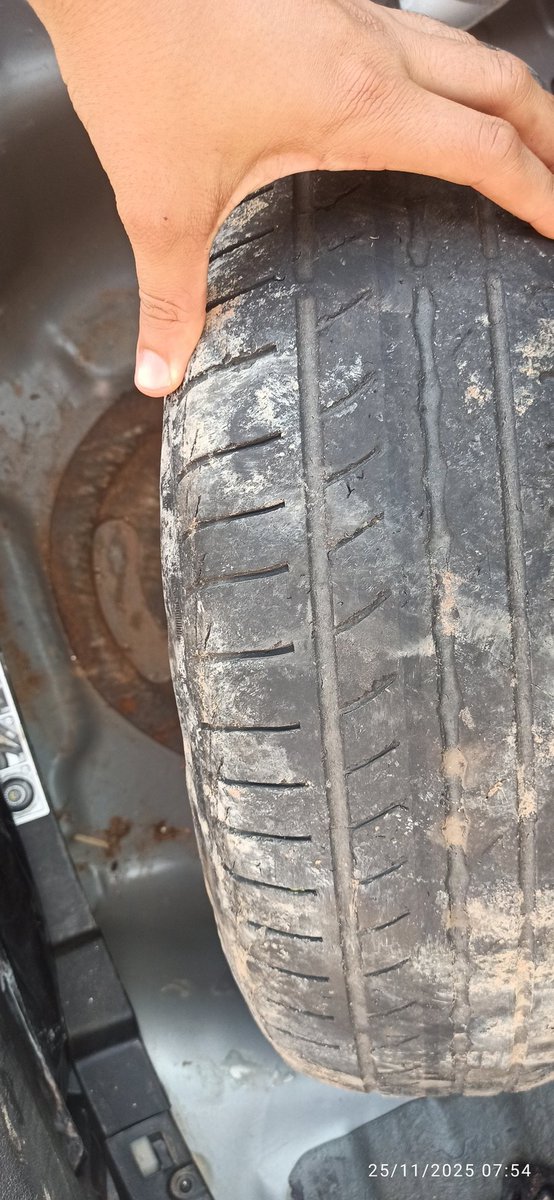 amarokbh's tweet photo. Estado do pneu do carro que aluguei na Unidas, ridículo https://t.co/1GWnej6M2d