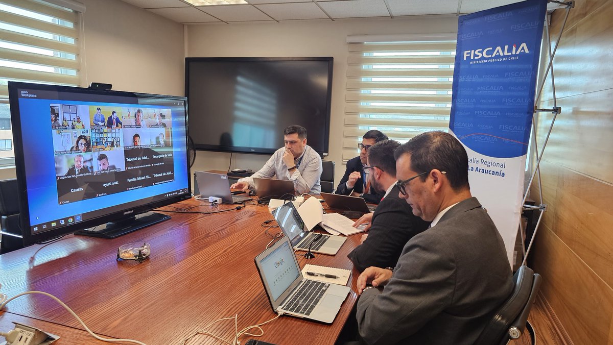 FISCALIA_IX's tweet image. Hoy se realizó la audiencia de factibilidad del juicio por el homicidio de 3 carabineros en Cañete.  El Tribunal Oral confirmó el inicio del proceso para el 19 de enero: serán 51 jornadas. @FISCALIA_IX solicita presidio perpetuo calificado y penas adicionales de hasta 52 años