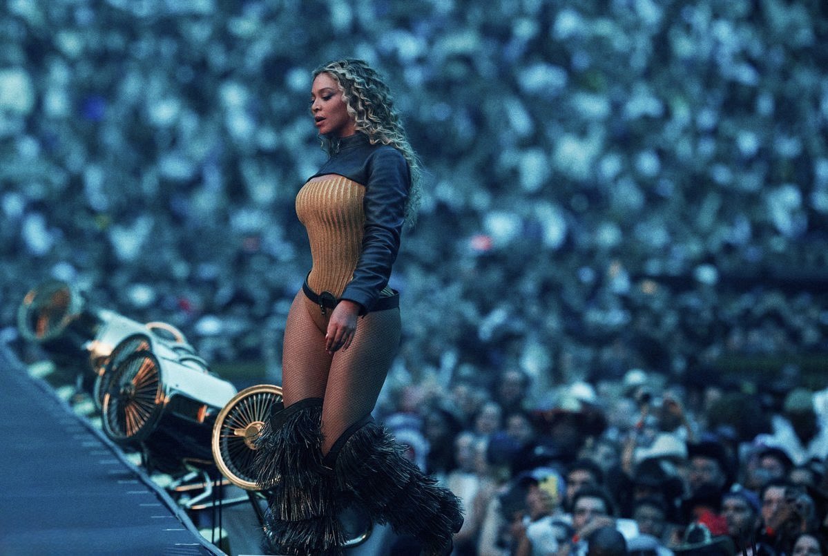 beyonclay's tweet image. ”the beyhive… they got me”
