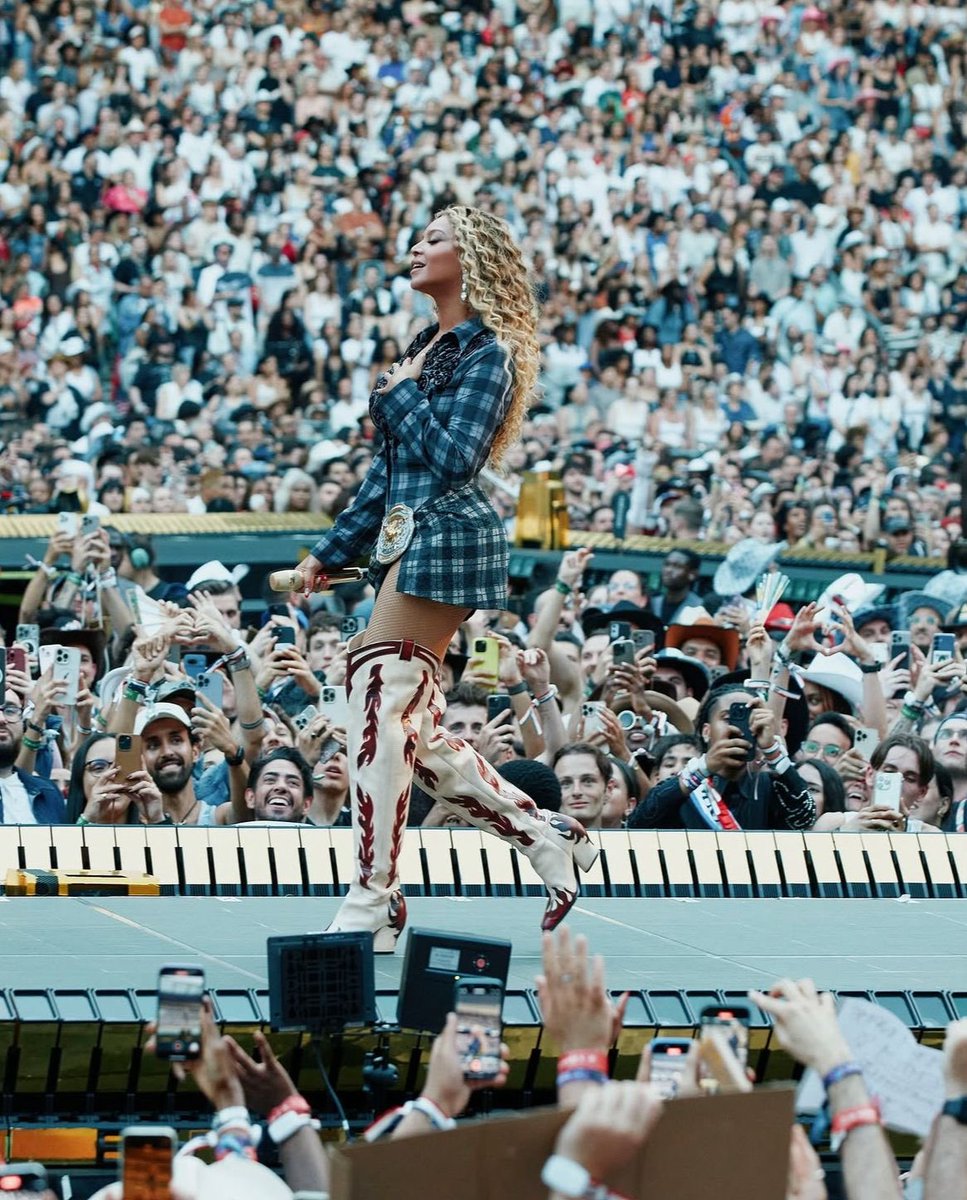 beyonclay's tweet image. ”the beyhive… they got me”