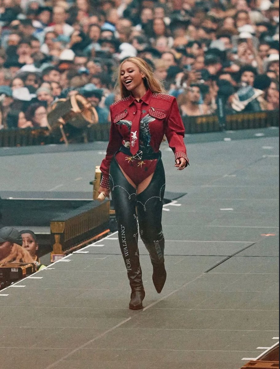 beyonclay's tweet image. ”the beyhive… they got me”