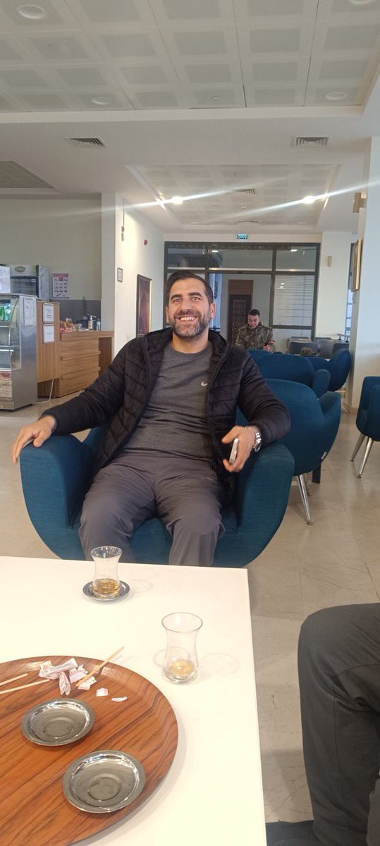 Bu satırları UTANARAK yazıyorum !

Bu kişi banyoya sürünerek gitmek zorunda bıraktığımız Gazi Ferhat Erce.

İlk çözüm rezaleti sonunda, Hendek operasyonlarında vatan için bacağını kaybetti. Devletin verdiği banyo protezi kırıldığı için yenisini istediğinde;

“2028’e kadar bunu