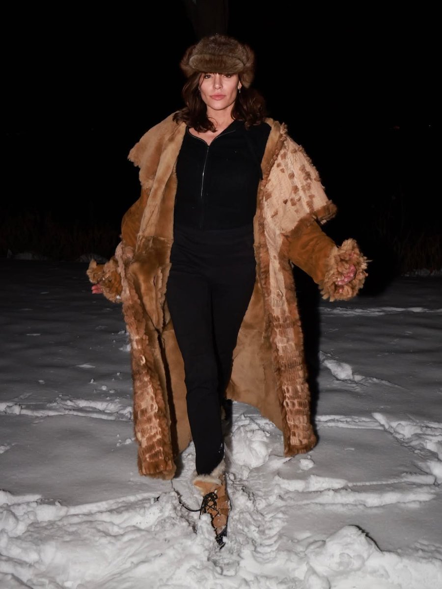 VRTpod's tweet image. Countess Luann sleighing in this winter wonderland photoshoot. ❄️📸:Instagram/@countessluann